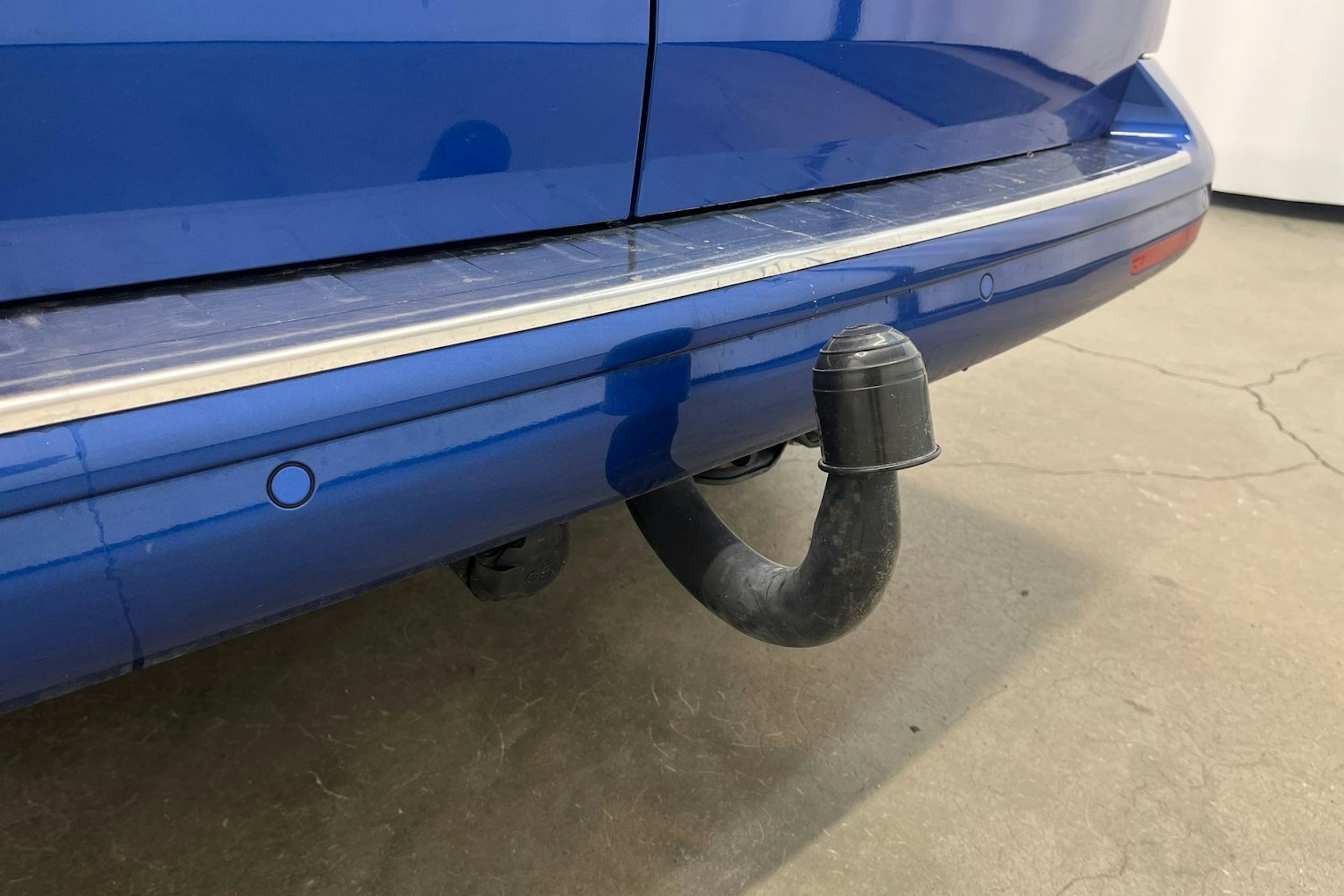 sininen Volkswagen Transporter 2024 kuva 13.