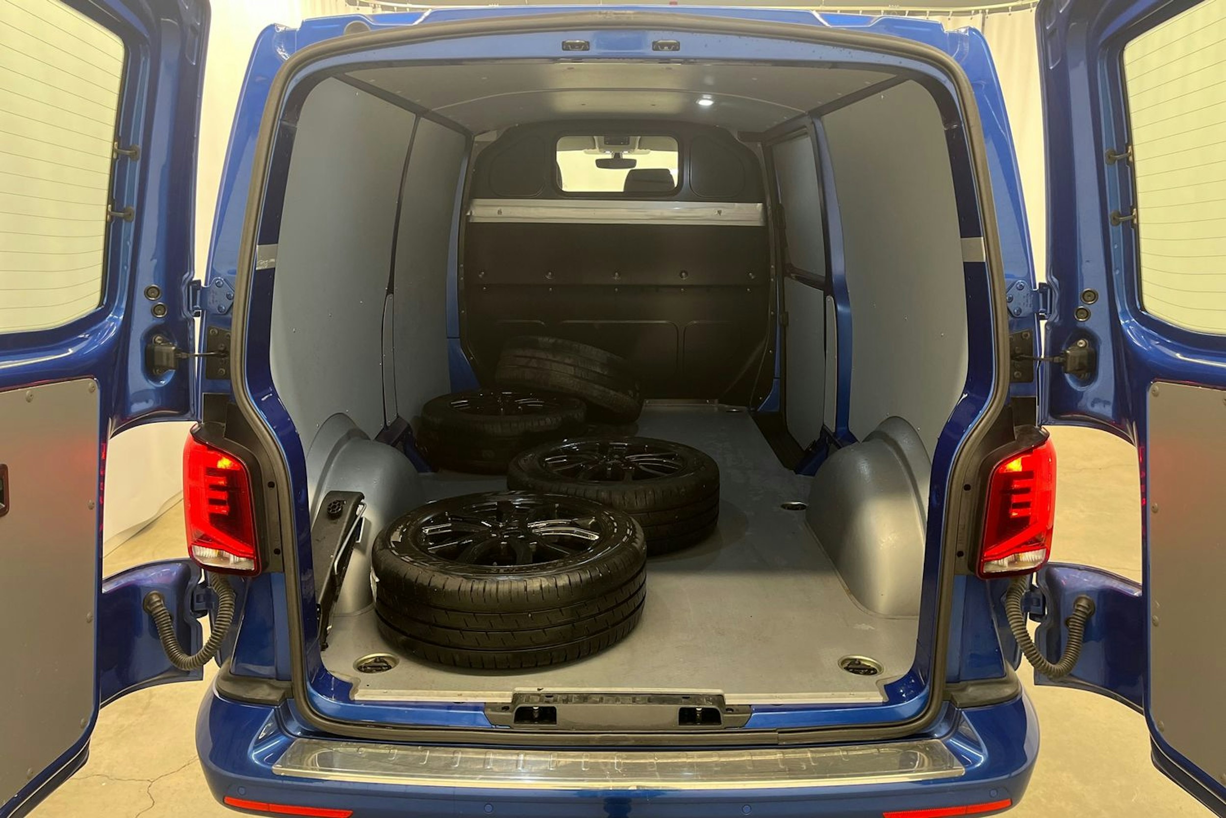 sininen Volkswagen Transporter 2024 kuva 15.