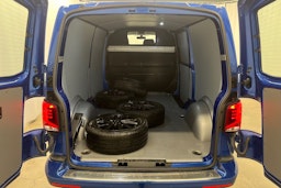 sininen Volkswagen Transporter 2024 kuva 15.