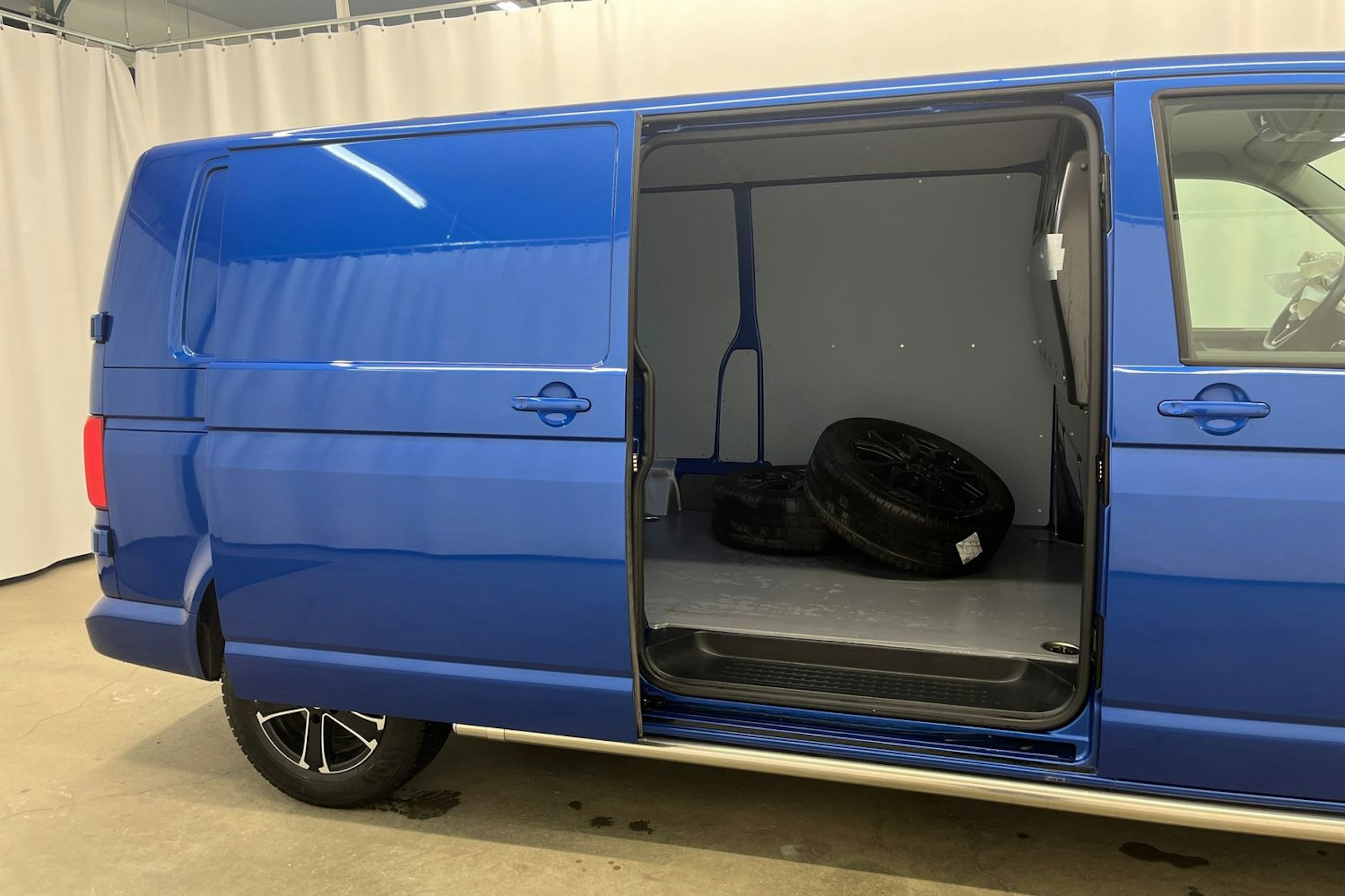 sininen Volkswagen Transporter 2024 kuva 17.
