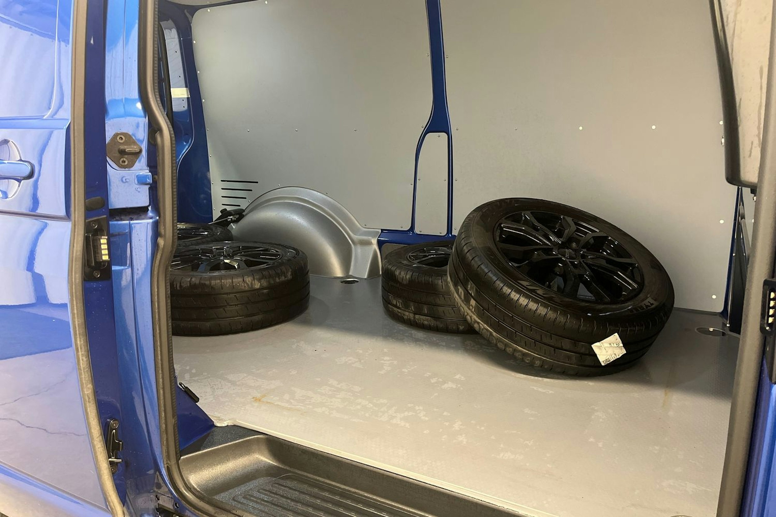 sininen Volkswagen Transporter 2024 kuva 18.