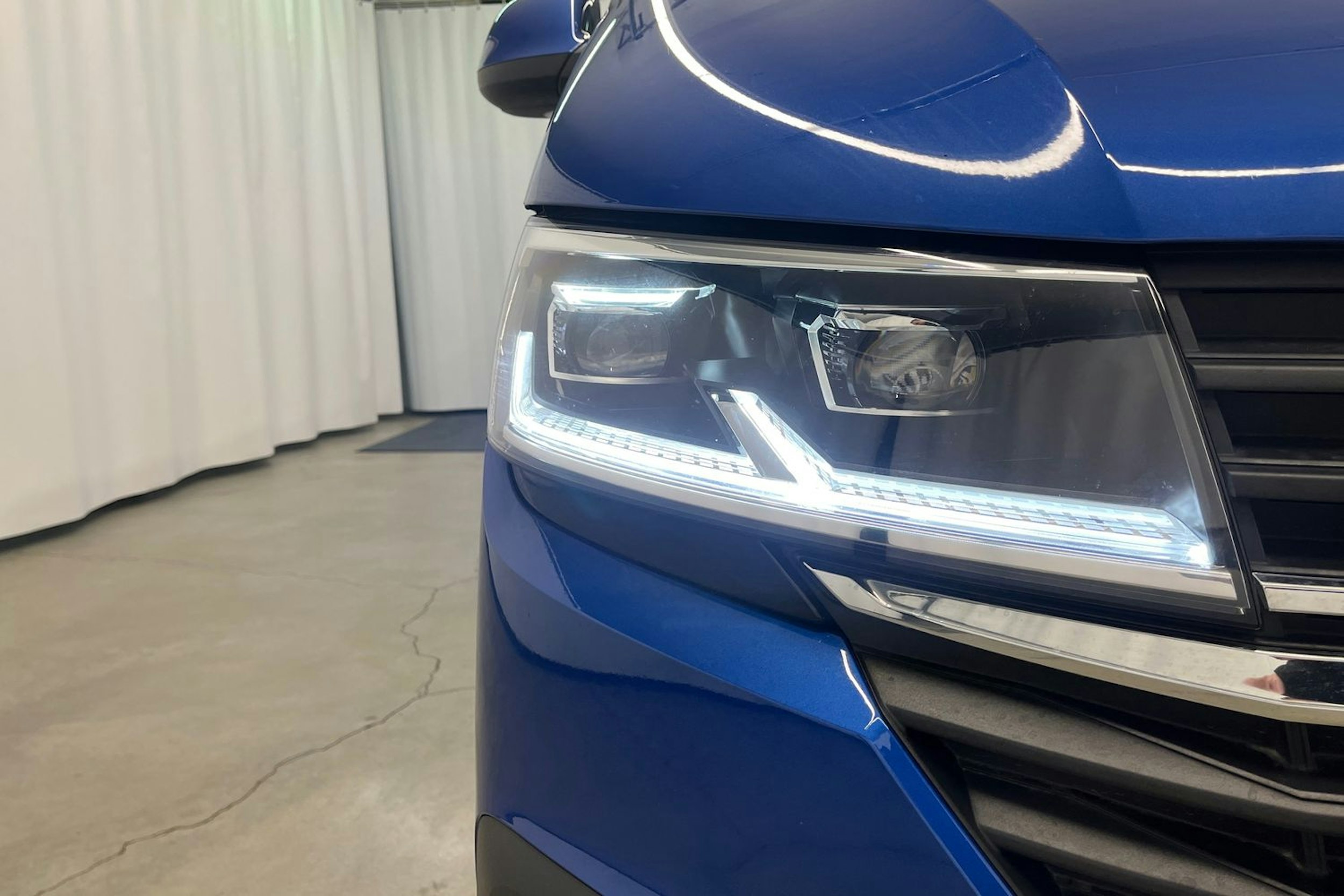 sininen Volkswagen Transporter 2024 kuva 19.