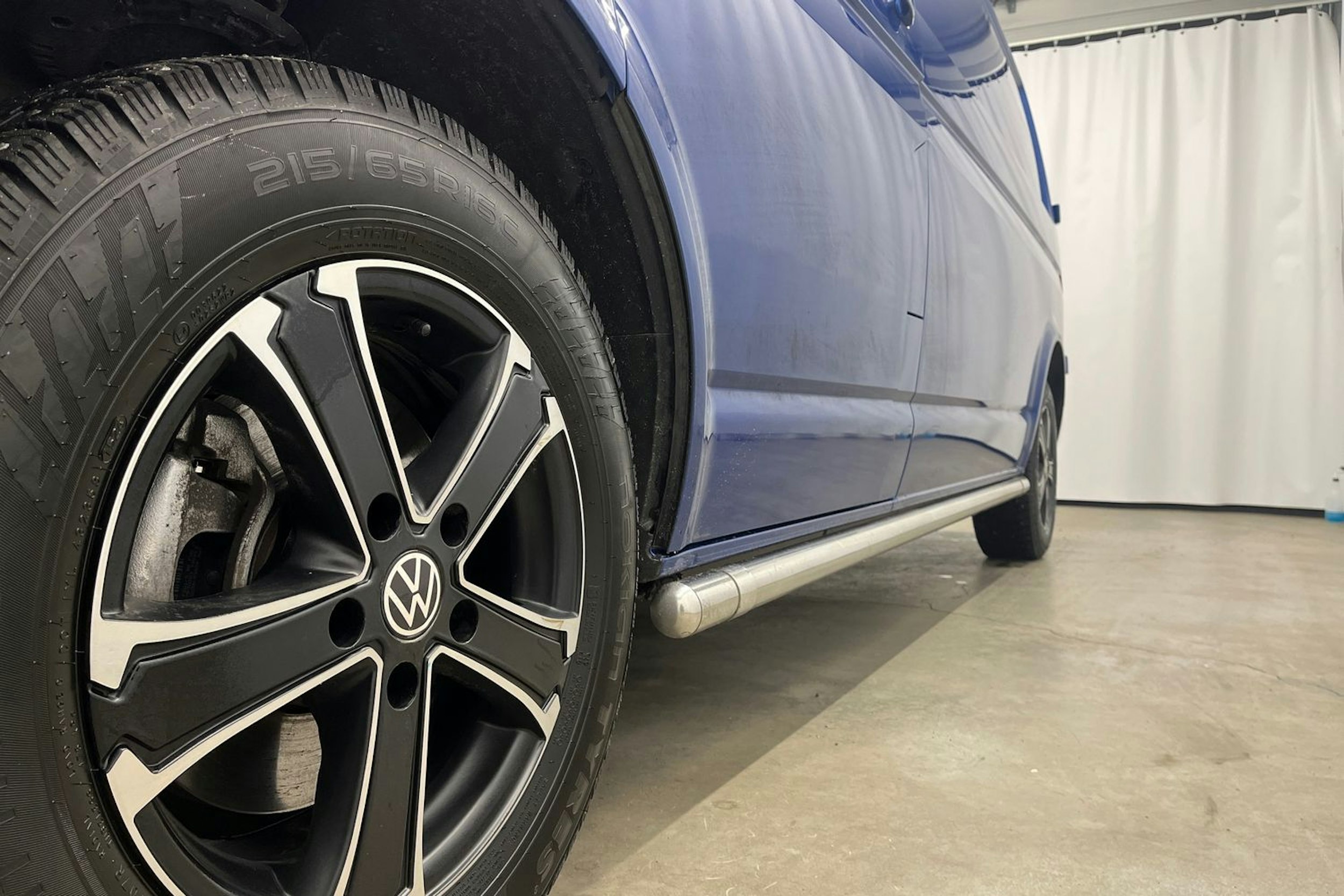 sininen Volkswagen Transporter 2024 kuva 21.