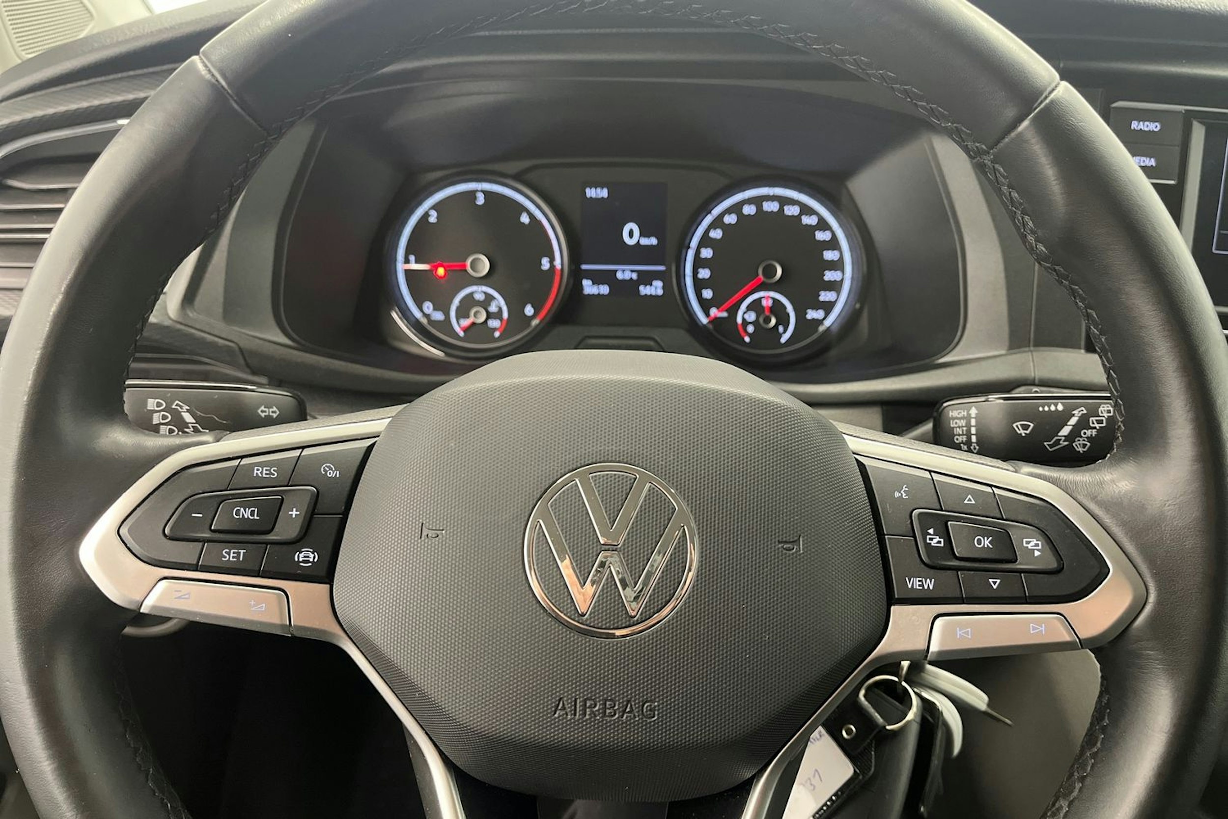 sininen Volkswagen Transporter 2024 kuva 22.