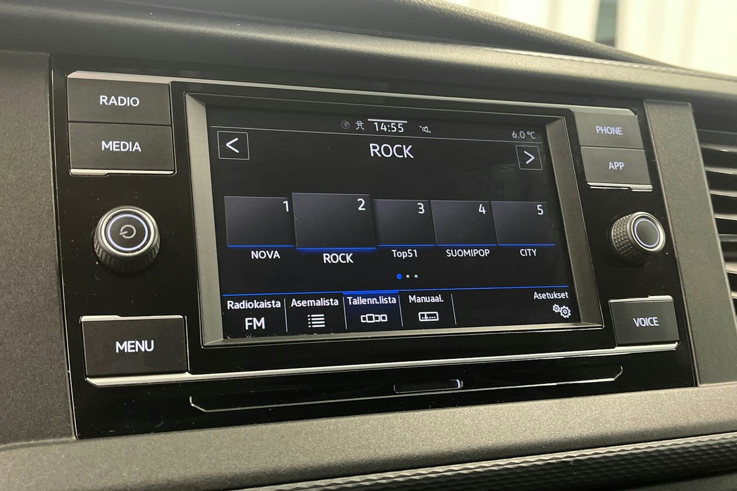 sininen Volkswagen Transporter 2024 kuva 24.