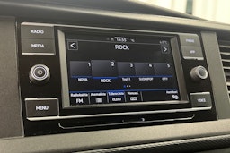 sininen Volkswagen Transporter 2024 kuva 24.