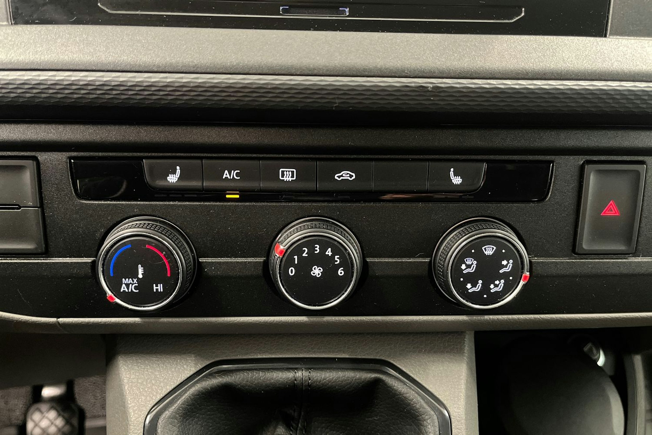 sininen Volkswagen Transporter 2024 kuva 29.