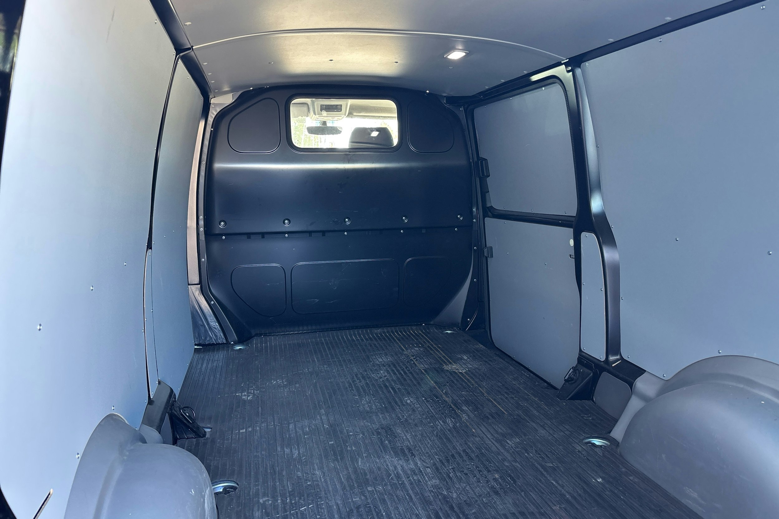Musta Volkswagen TRANSPORTER 2024 kuva 8.
