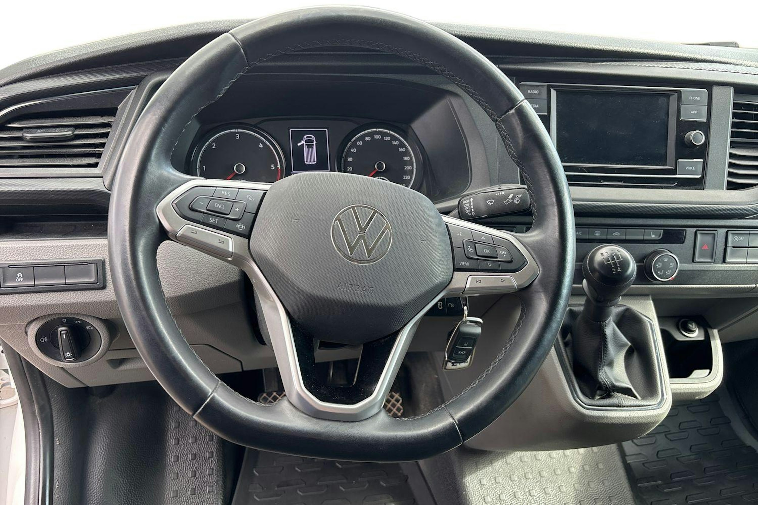 Valkoinen Volkswagen TRANSPORTER 2024 kuva 9.