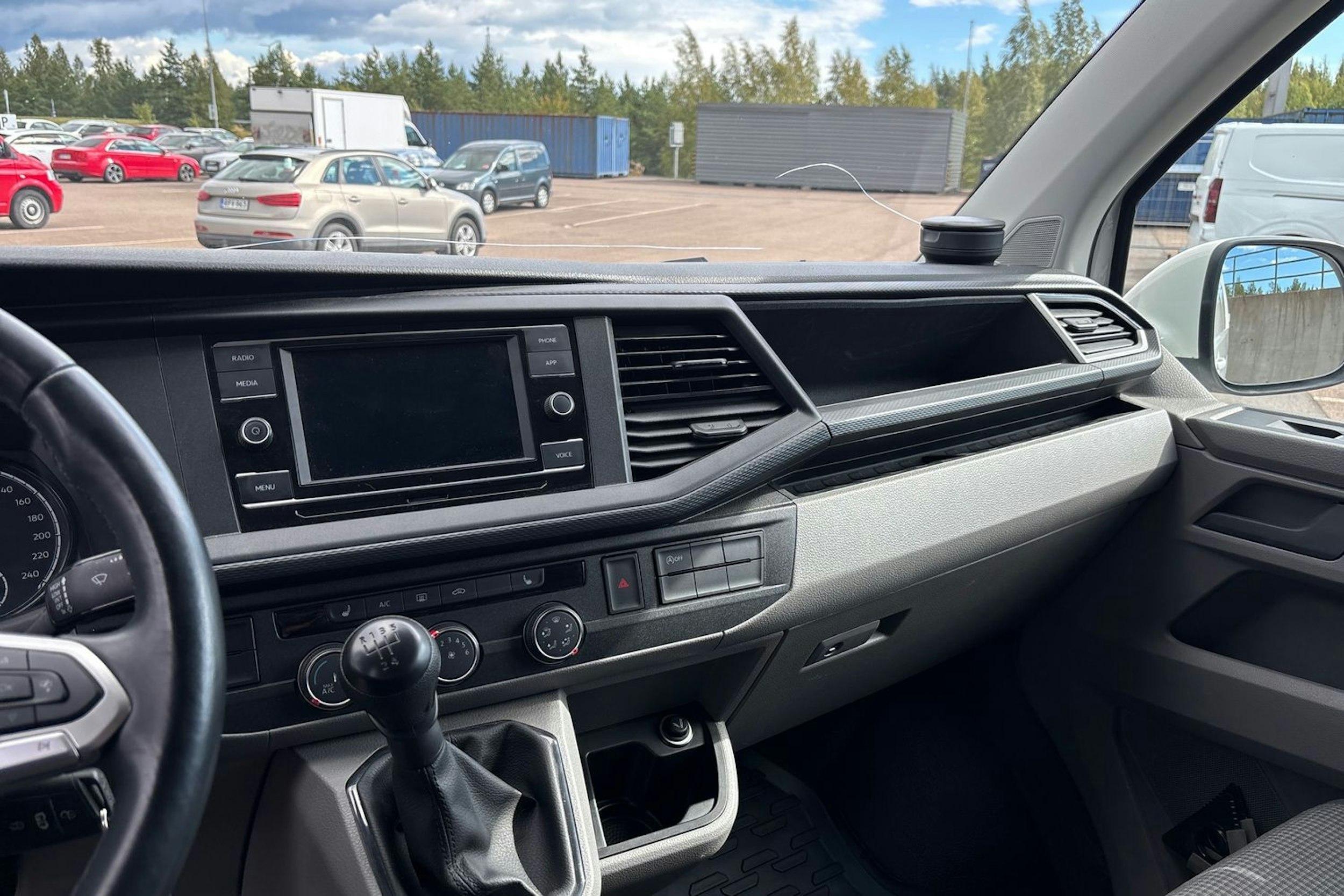 Valkoinen Volkswagen TRANSPORTER 2024 kuva 11.