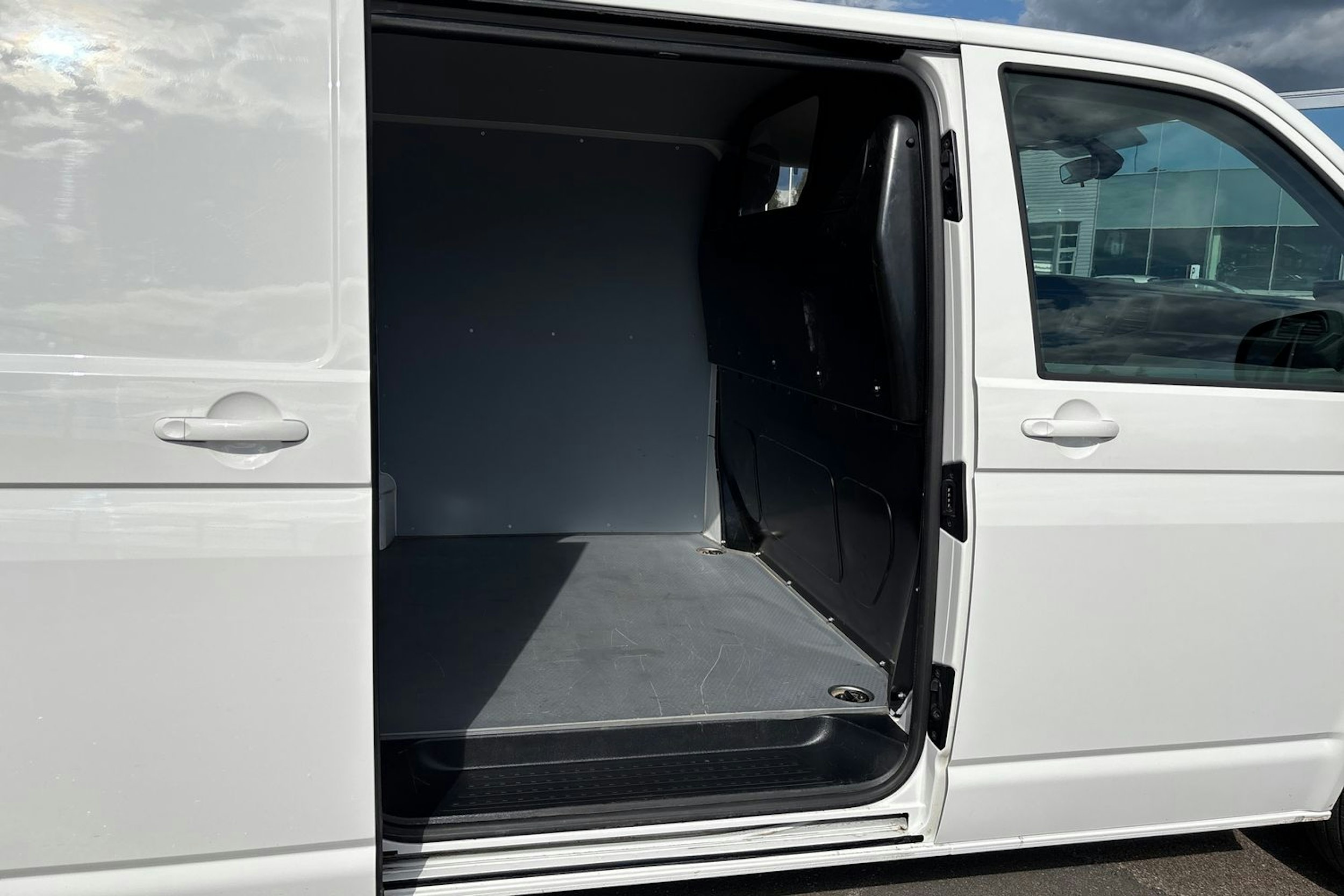 Valkoinen Volkswagen TRANSPORTER 2024 kuva 13.