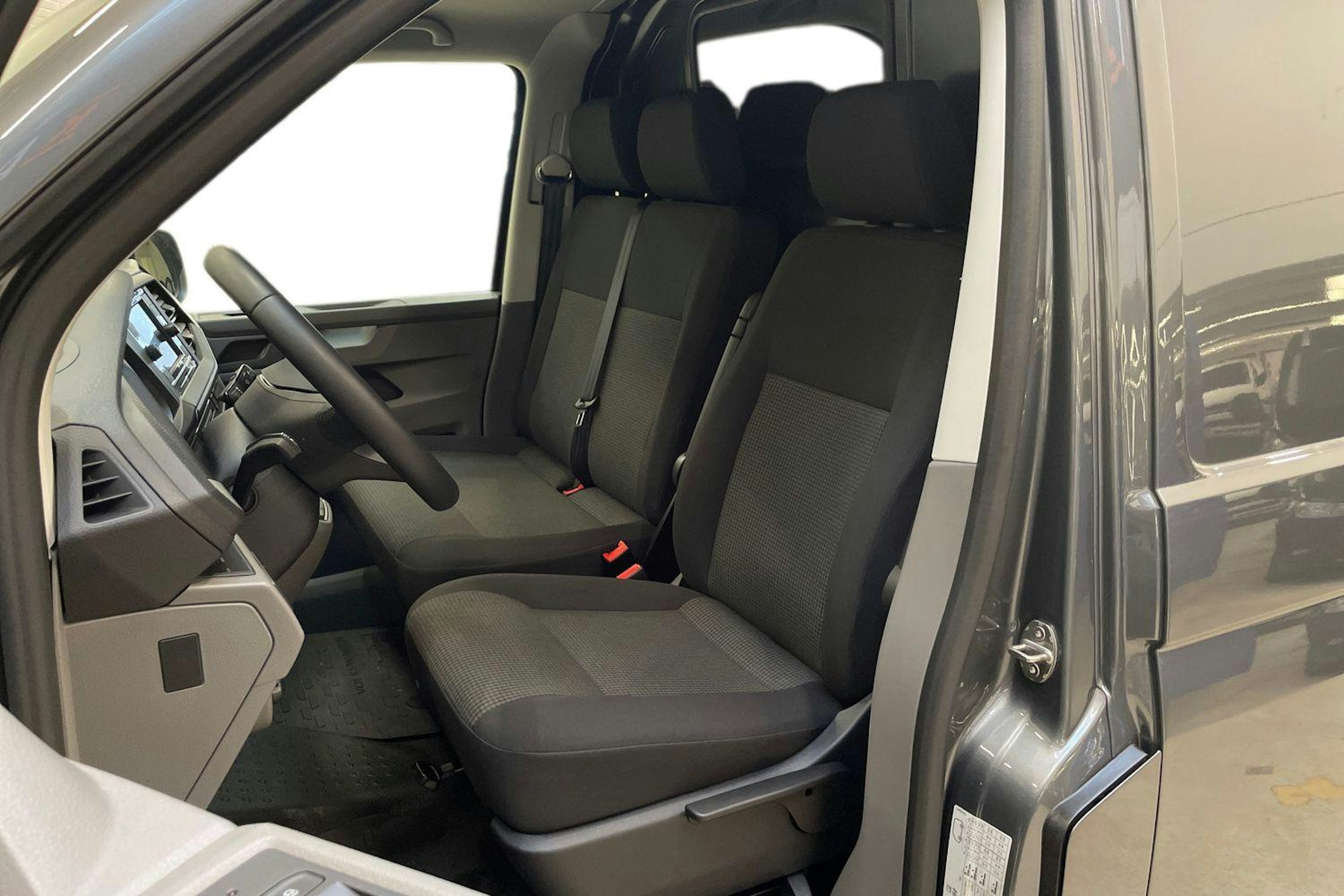 harmaa Volkswagen Transporter 2024 kuva 8.