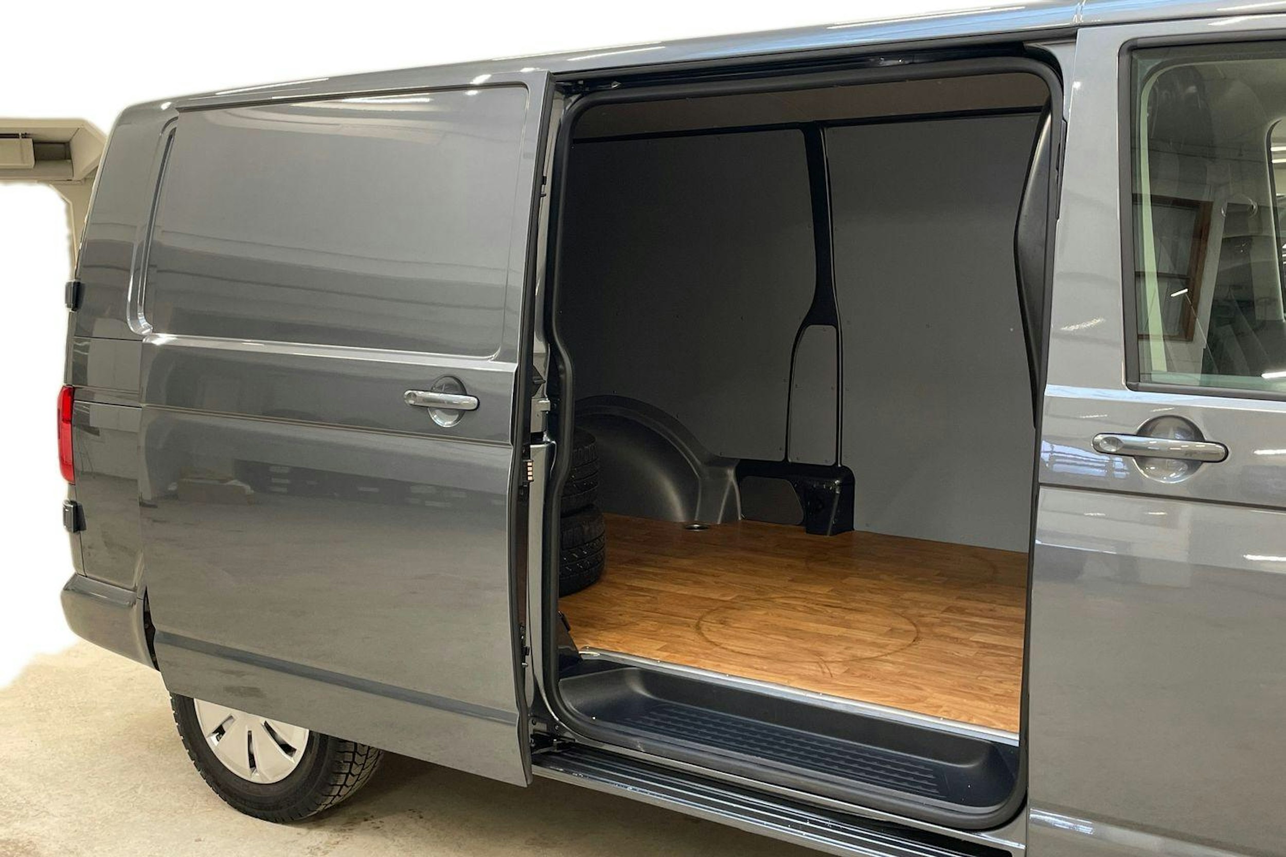 harmaa Volkswagen Transporter 2024 kuva 11.