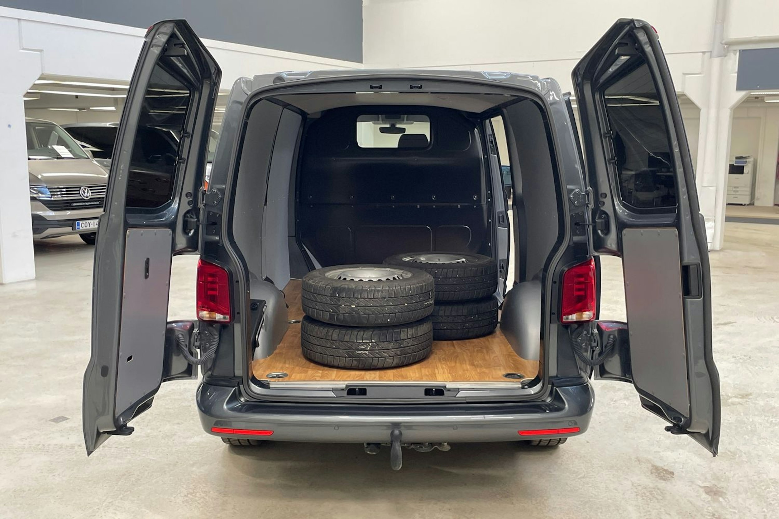 harmaa Volkswagen Transporter 2024 kuva 13.