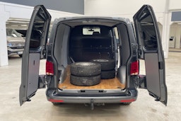 harmaa Volkswagen Transporter 2024 kuva 13.