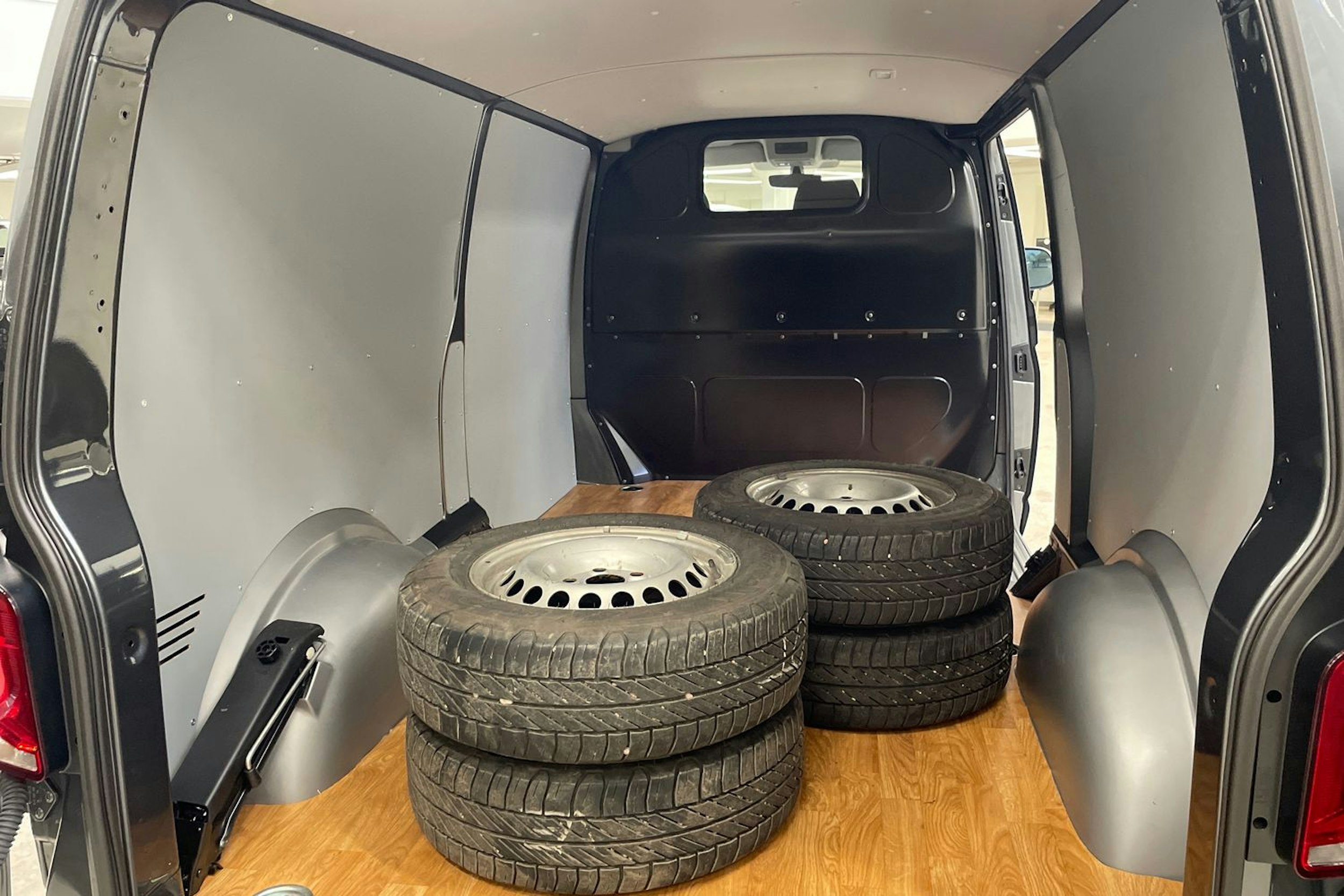 harmaa Volkswagen Transporter 2024 kuva 15.