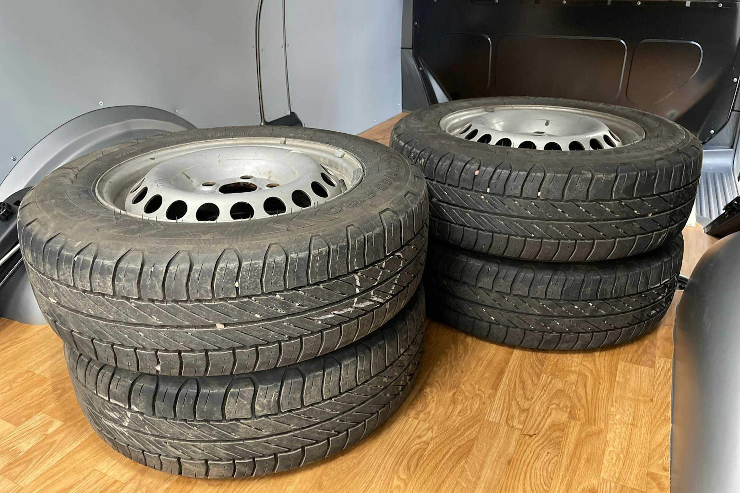 harmaa Volkswagen Transporter 2024 kuva 16.