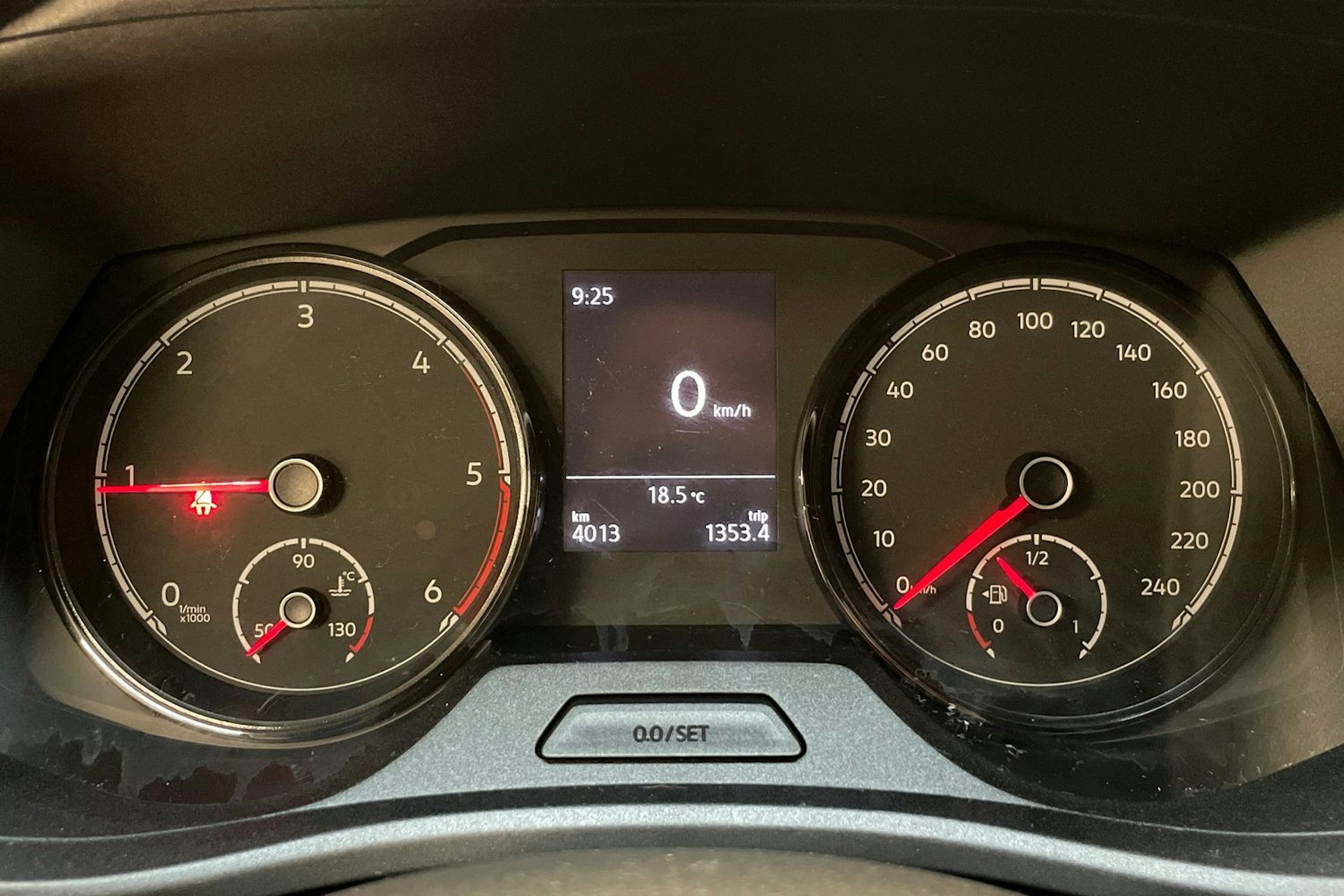 harmaa Volkswagen Transporter 2024 kuva 18.