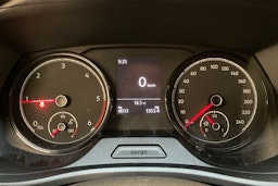 harmaa Volkswagen Transporter 2024 kuva 18.