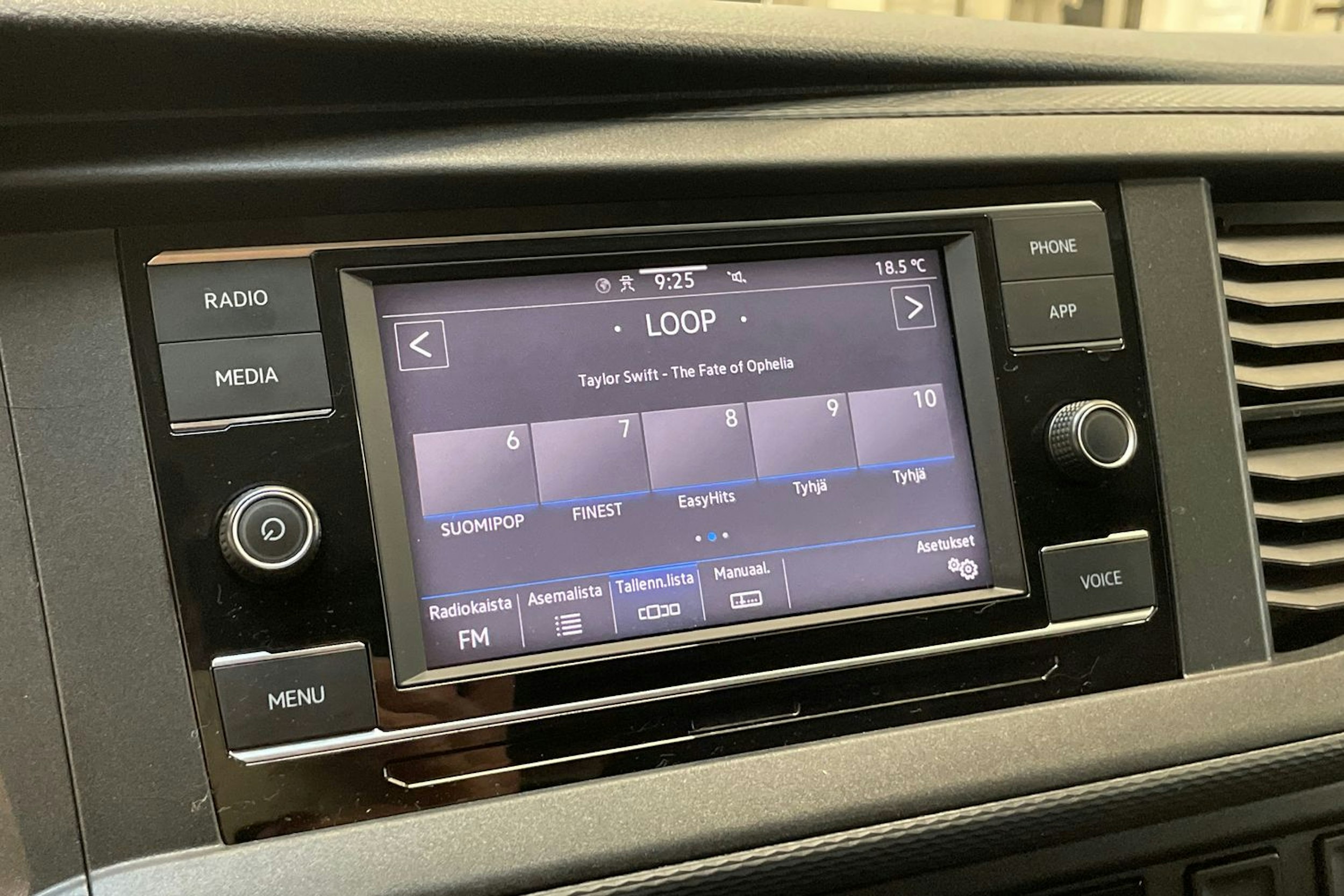 harmaa Volkswagen Transporter 2024 kuva 19.