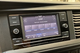 harmaa Volkswagen Transporter 2024 kuva 19.