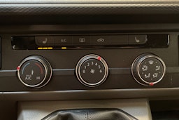 harmaa Volkswagen Transporter 2024 kuva 24.