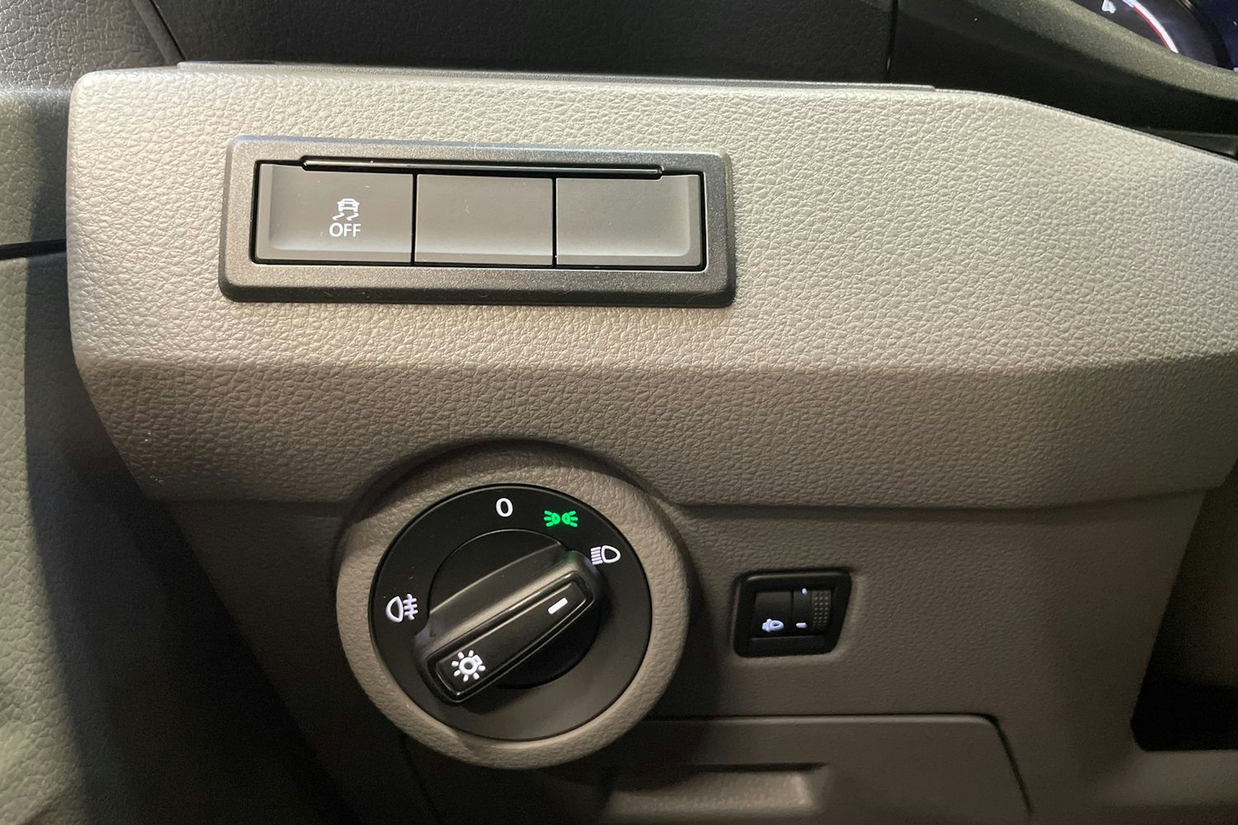 harmaa Volkswagen Transporter 2024 kuva 25.