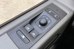 harmaa Volkswagen Transporter 2024 kuva 26.