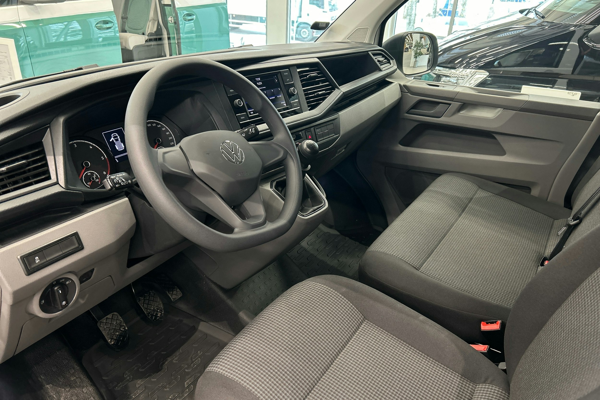 valkoinen Volkswagen Transporter 2024 kuva 6.