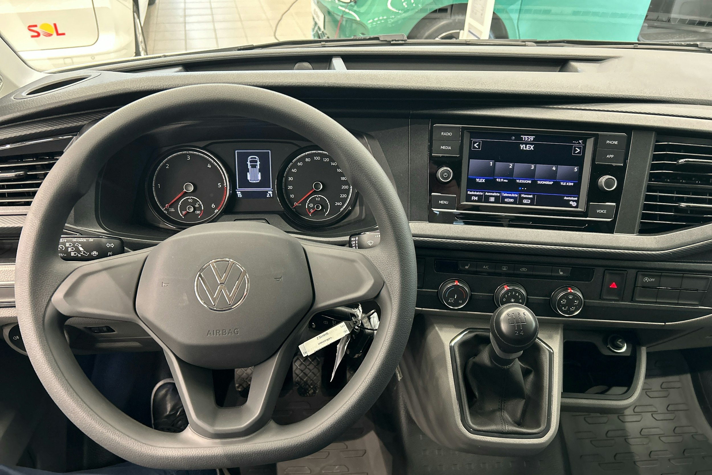 valkoinen Volkswagen Transporter 2024 kuva 7.