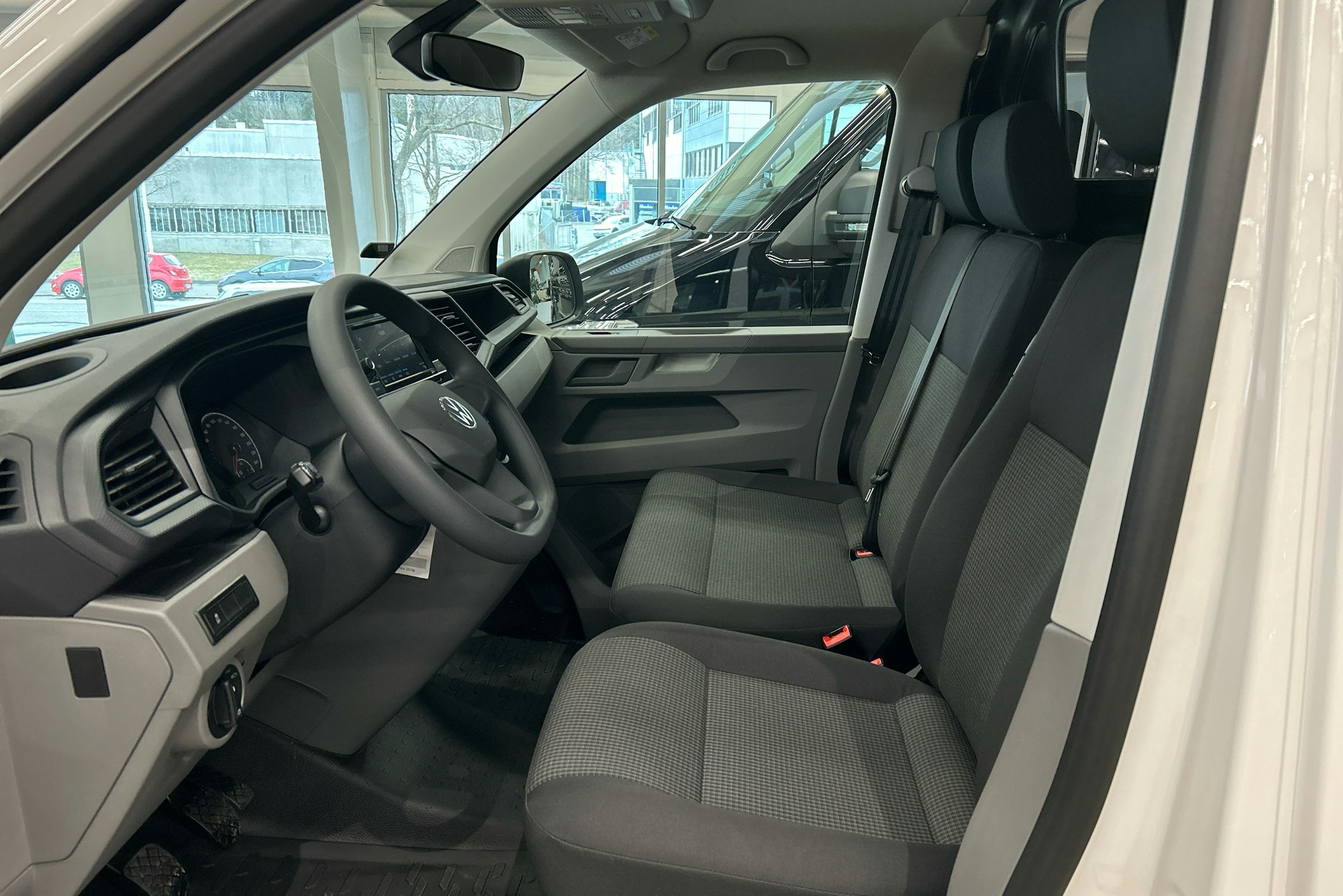 valkoinen Volkswagen Transporter 2024 kuva 8.