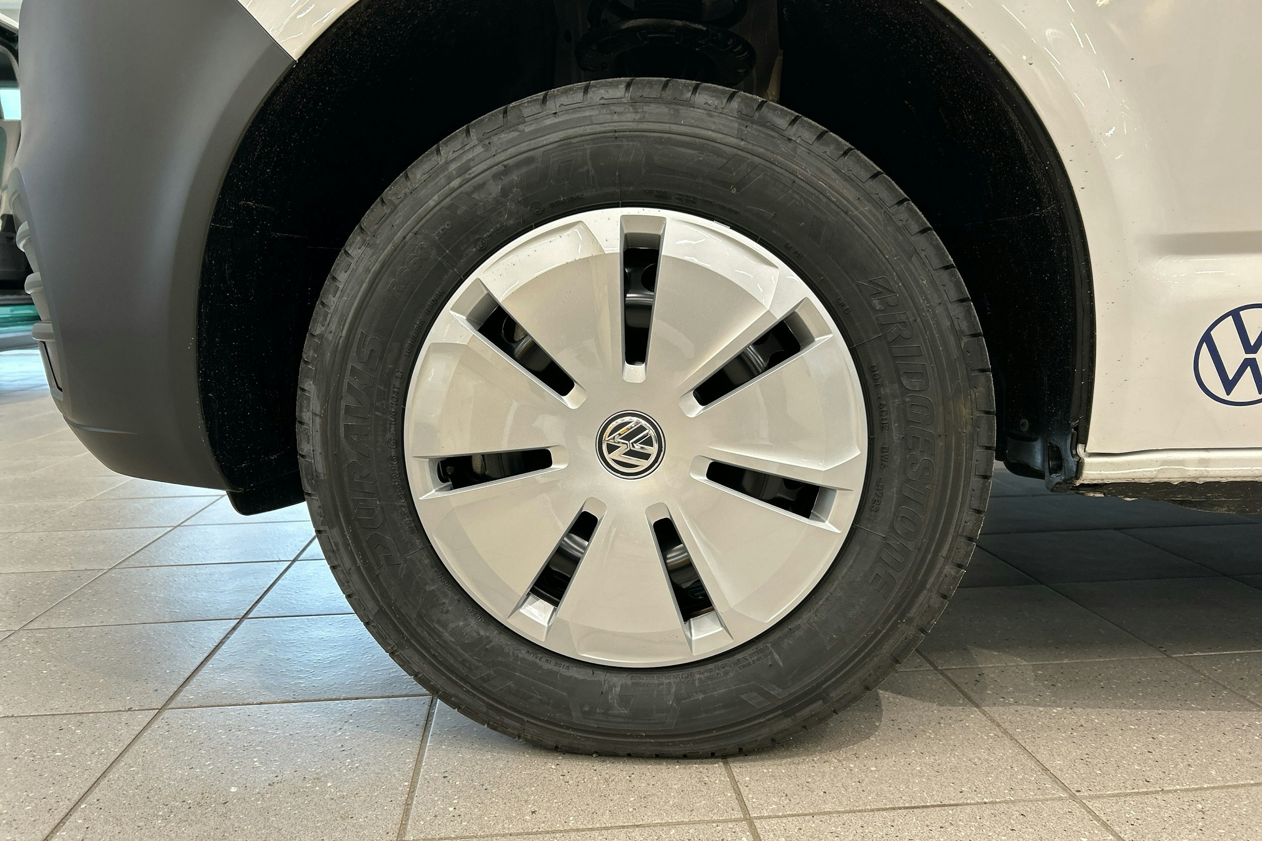 valkoinen Volkswagen Transporter 2024 kuva 9.