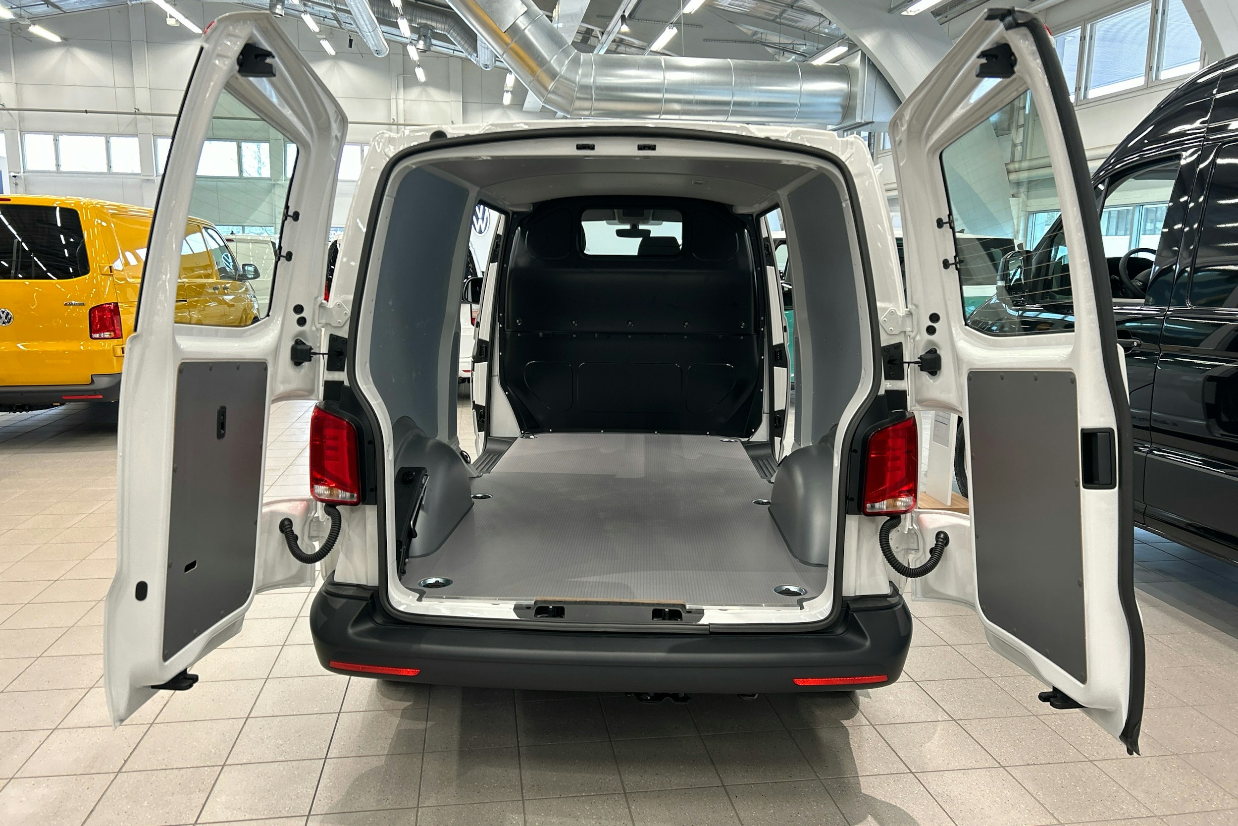 valkoinen Volkswagen Transporter 2024 kuva 10.