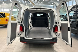 valkoinen Volkswagen Transporter 2024 kuva 10.