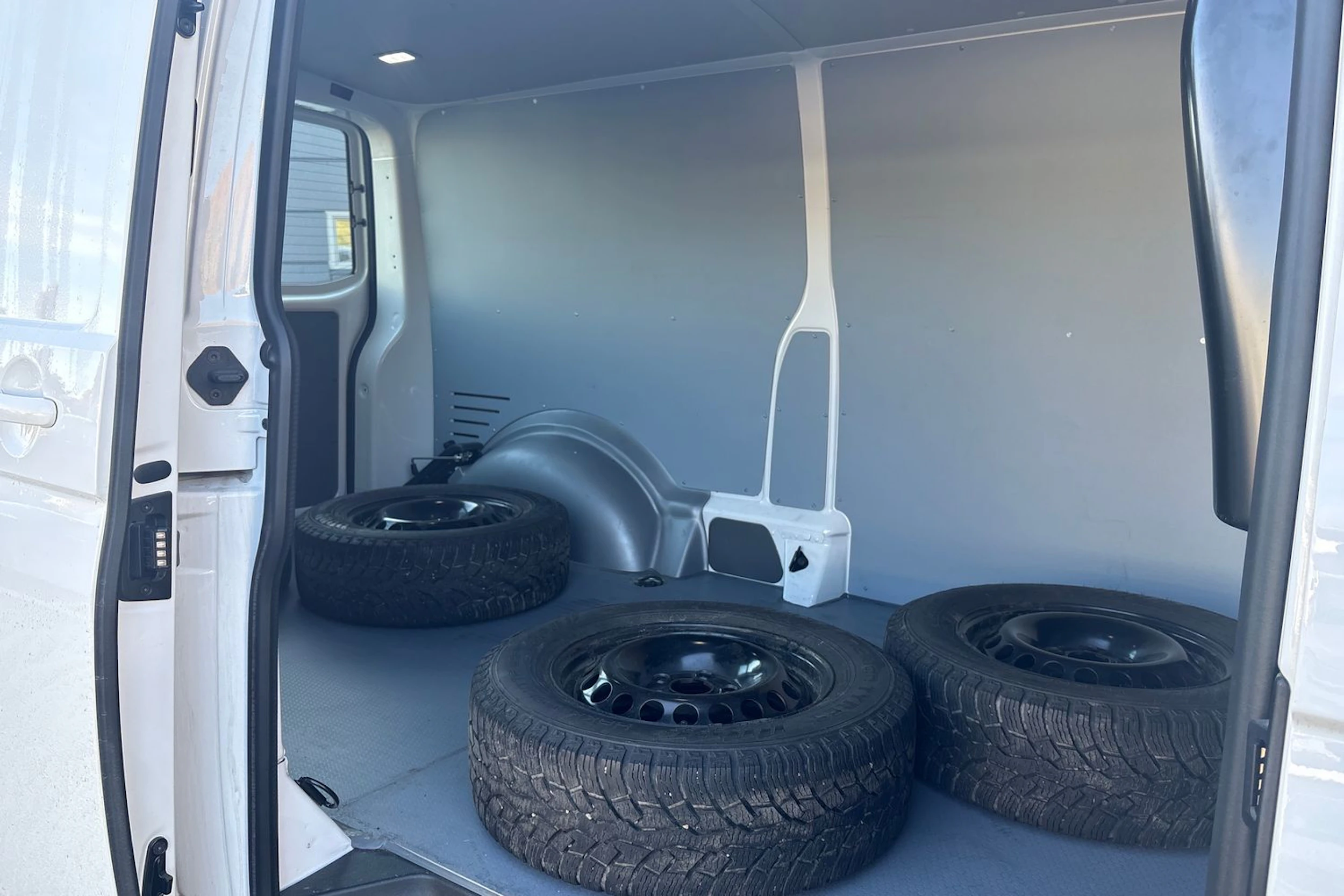 Valkoinen Volkswagen TRANSPORTER 2024 kuva 4.