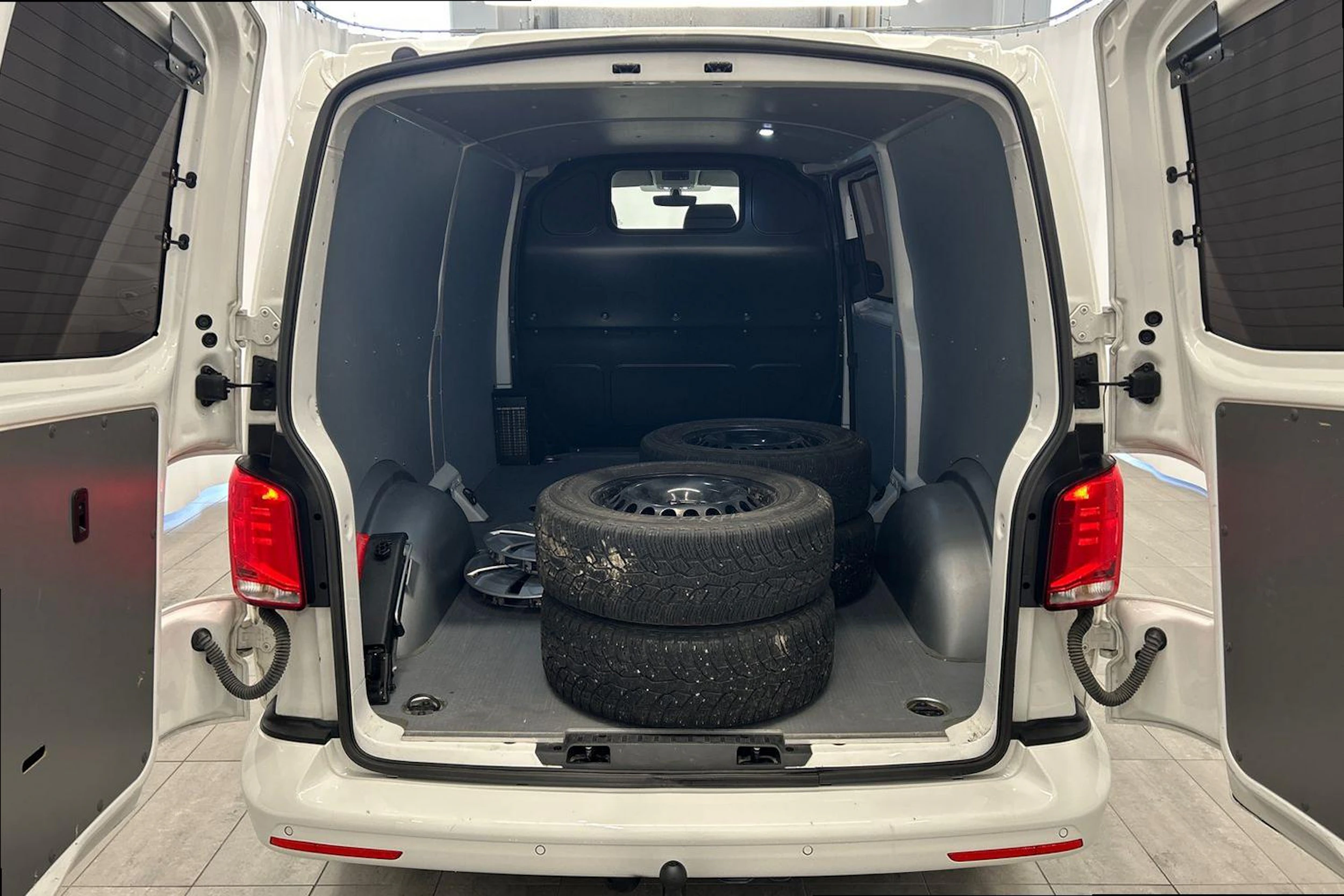 valkoinen Volkswagen Transporter 2024 kuva 8.