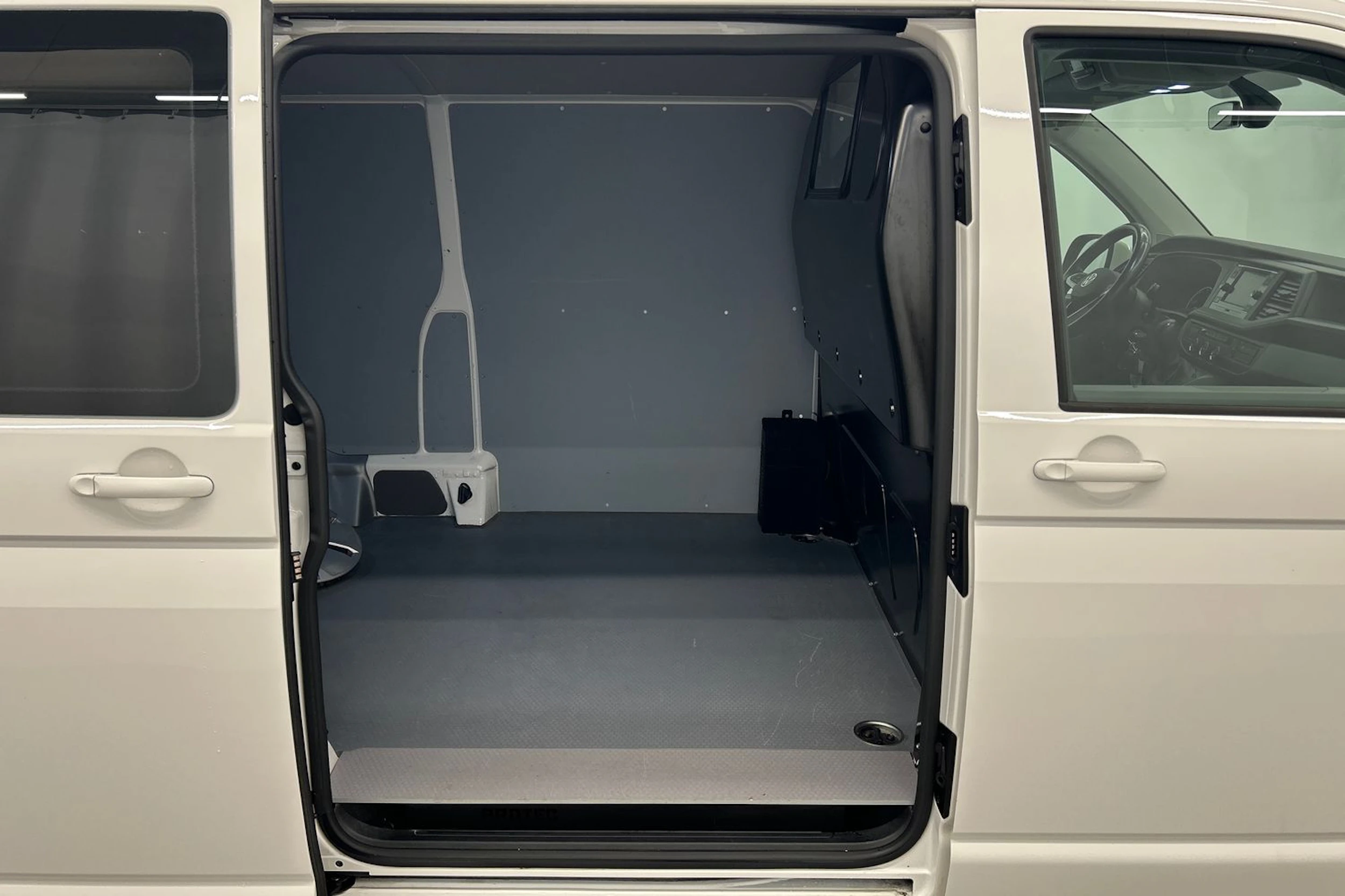 valkoinen Volkswagen Transporter 2024 kuva 10.