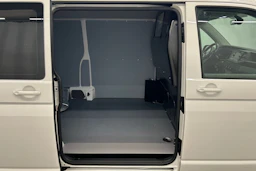 valkoinen Volkswagen Transporter 2024 kuva 10.