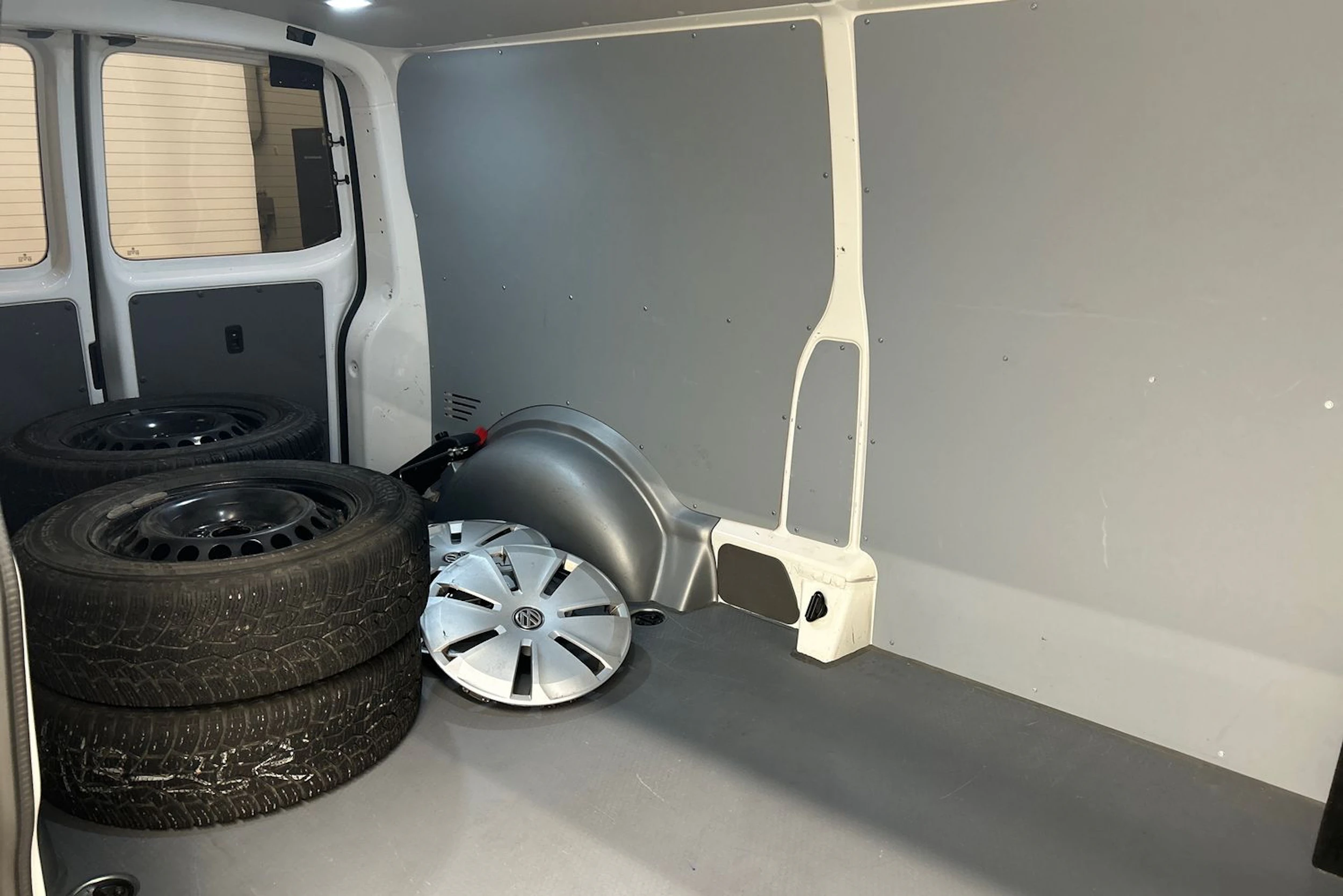 valkoinen Volkswagen Transporter 2024 kuva 11.