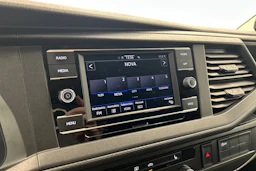 valkoinen Volkswagen Transporter 2024 kuva 15.