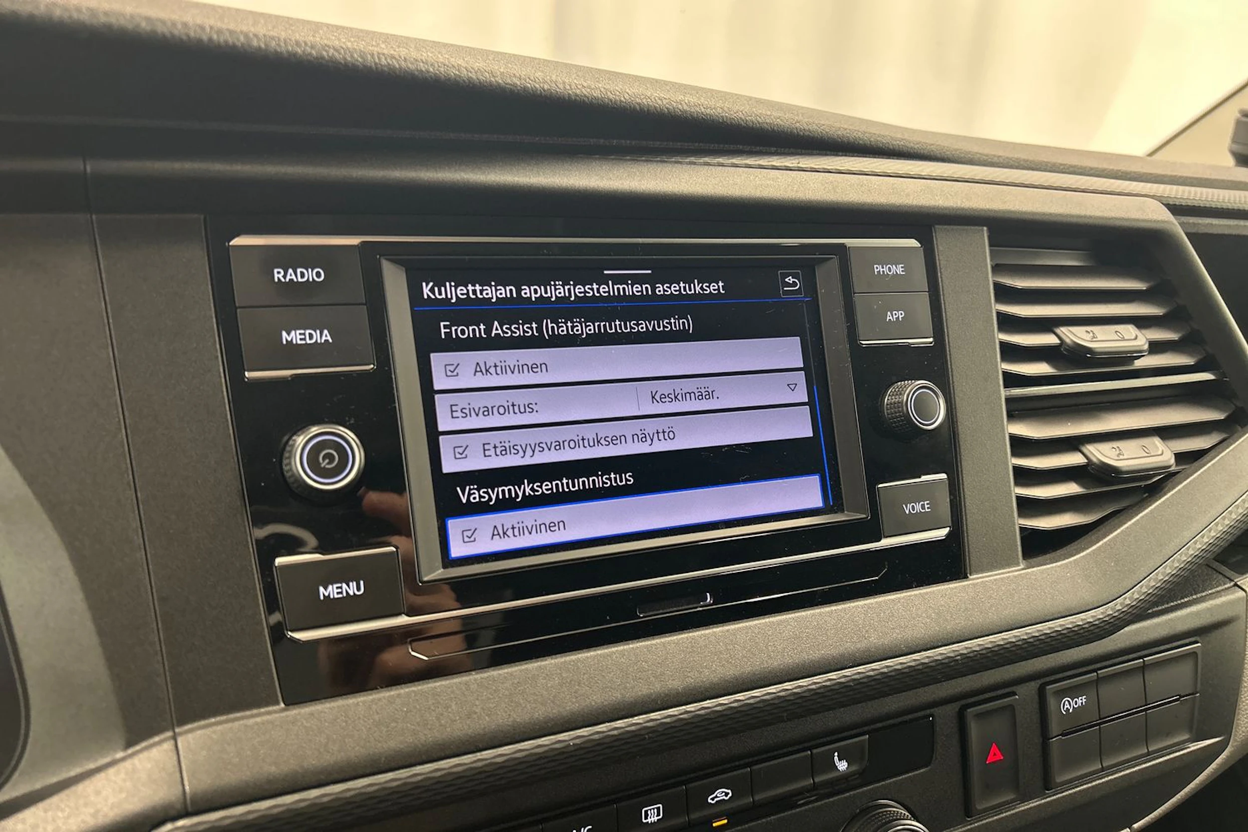 valkoinen Volkswagen Transporter 2024 kuva 17.