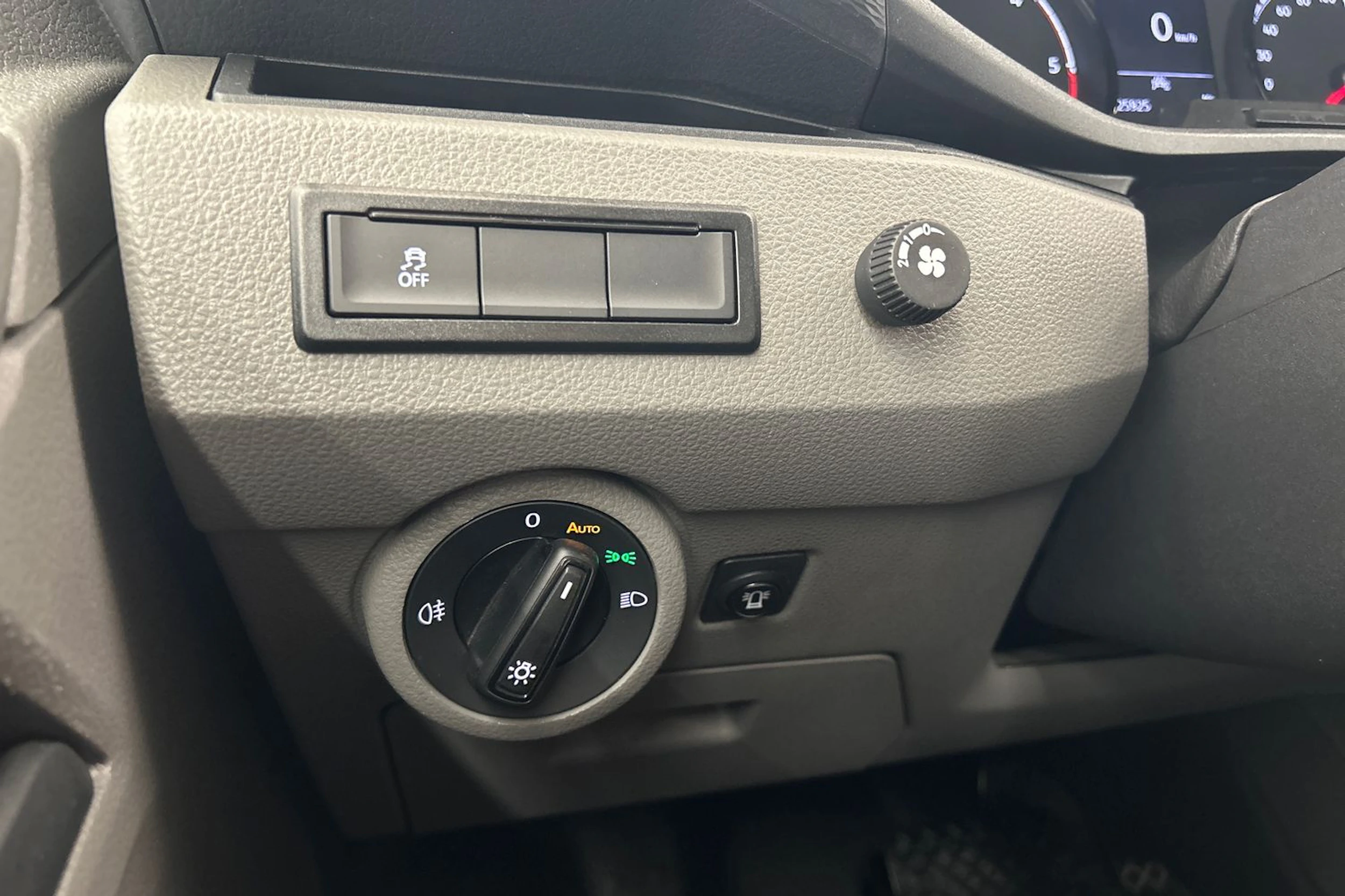 valkoinen Volkswagen Transporter 2024 kuva 21.
