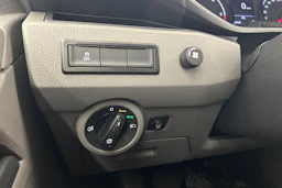 valkoinen Volkswagen Transporter 2024 kuva 21.