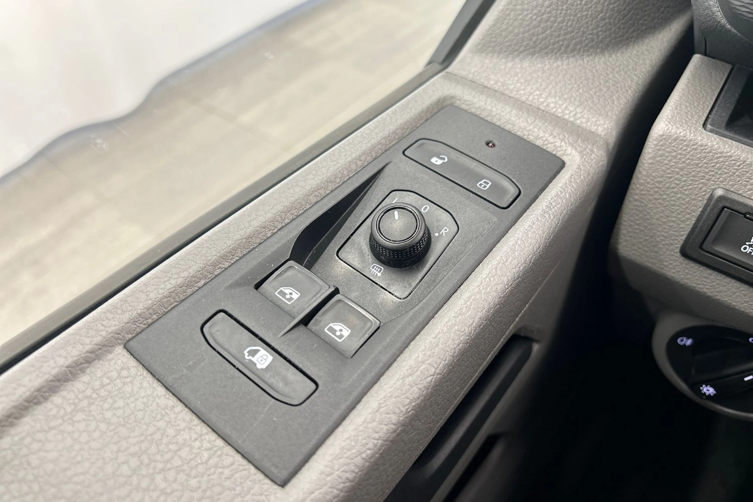 valkoinen Volkswagen Transporter 2024 kuva 22.