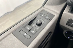 valkoinen Volkswagen Transporter 2024 kuva 22.