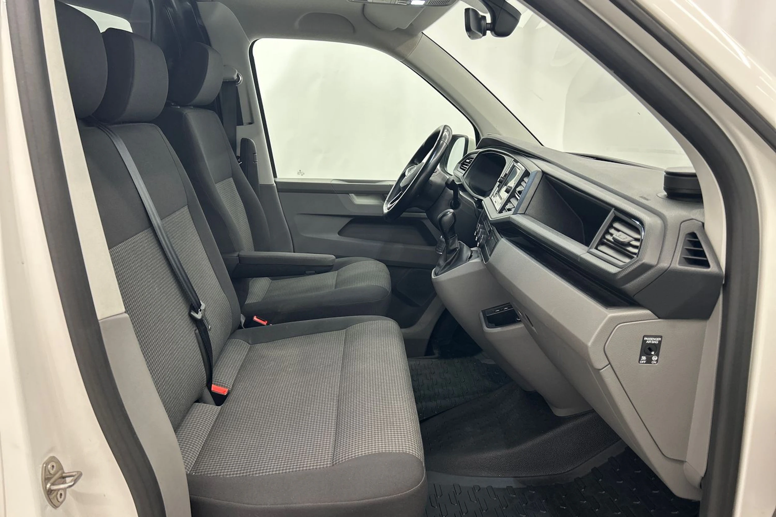 valkoinen Volkswagen Transporter 2024 kuva 26.