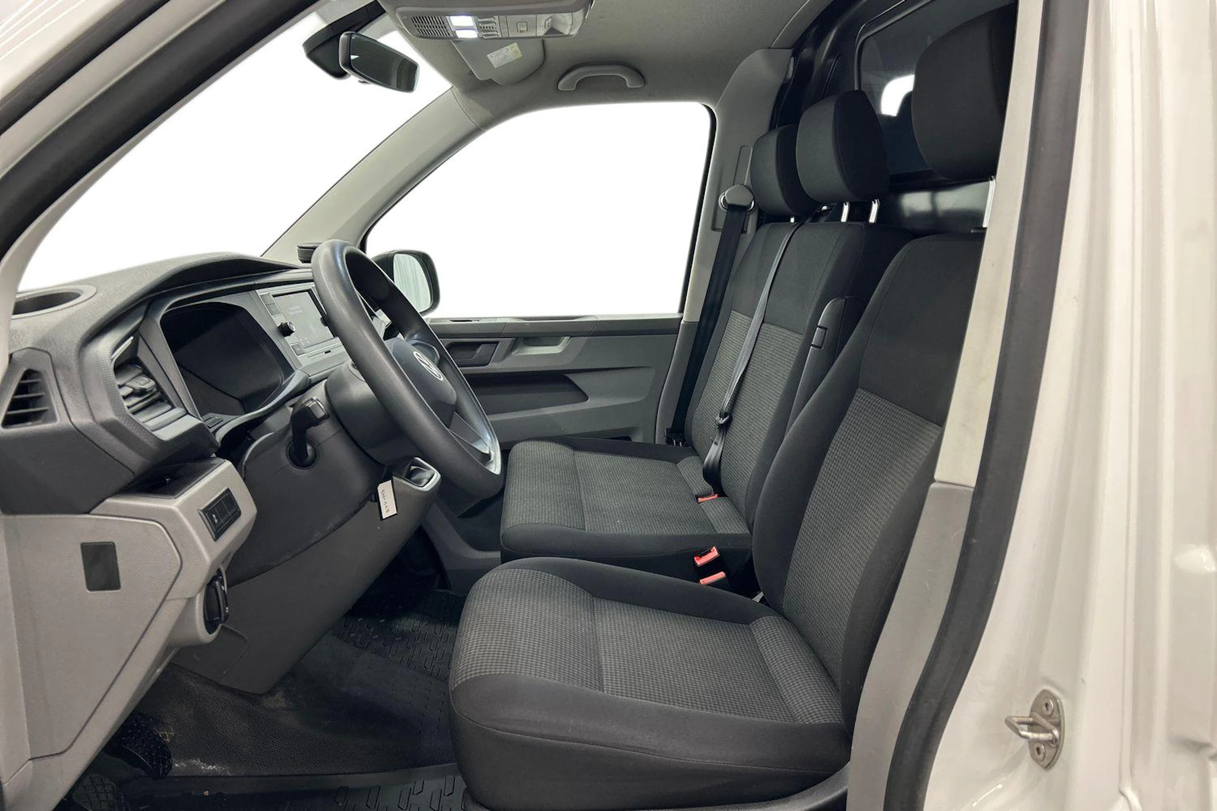 valkoinen Volkswagen Transporter 2024 kuva 7.