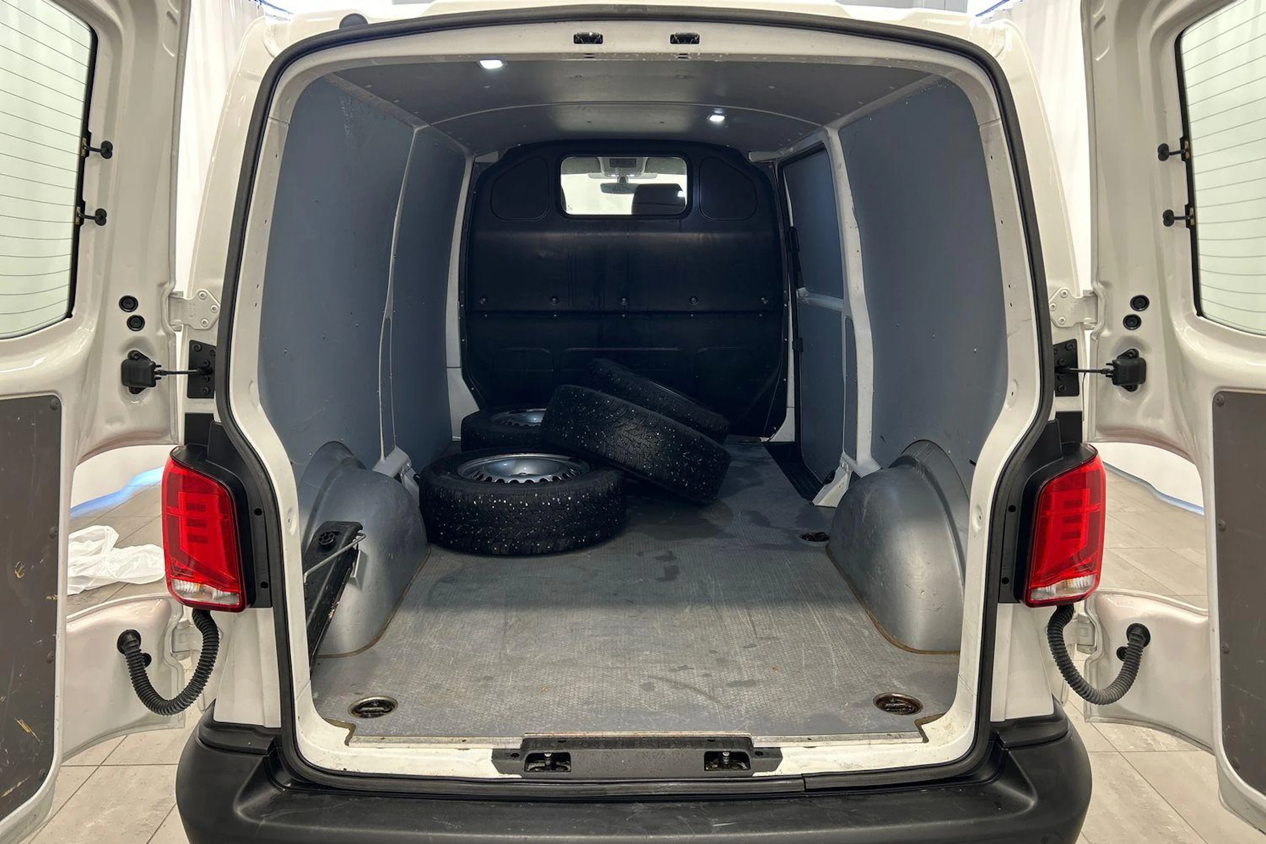 valkoinen Volkswagen Transporter 2024 kuva 8.