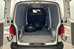 valkoinen Volkswagen Transporter 2024 kuva 8.