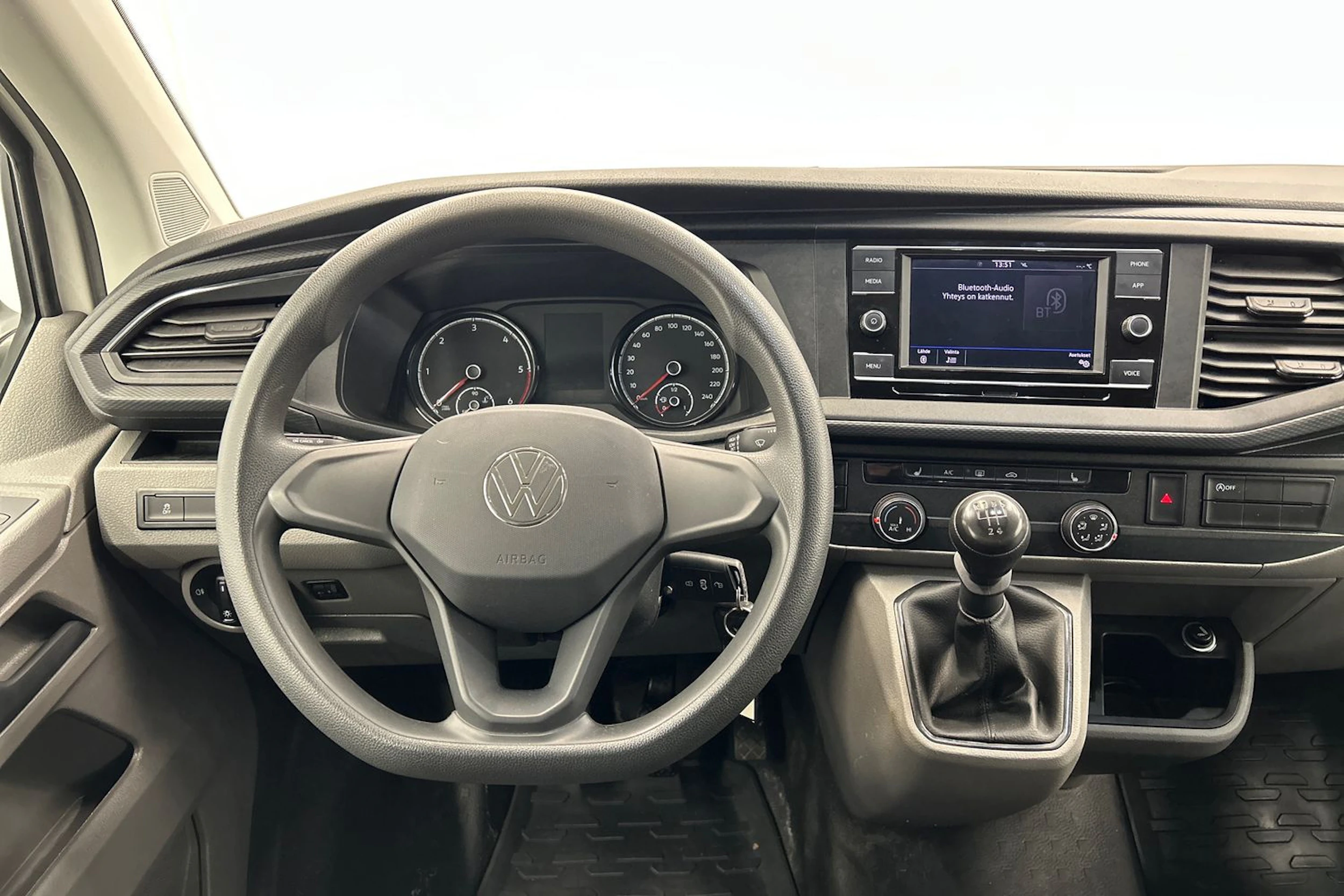 valkoinen Volkswagen Transporter 2024 kuva 10.